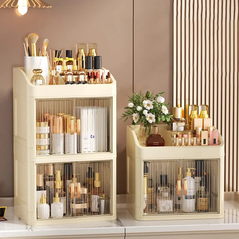 Tiroirs de l'organisateur de maquillage remplis de cosmétiques