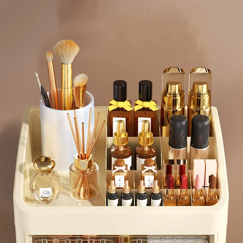 Détail des compartiments de l'organisateur de maquillage