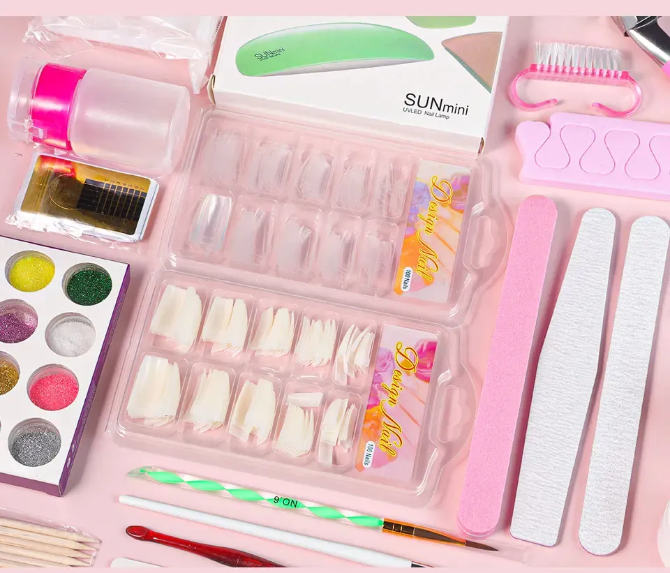 Ongles décorés avec des finitions artistiques