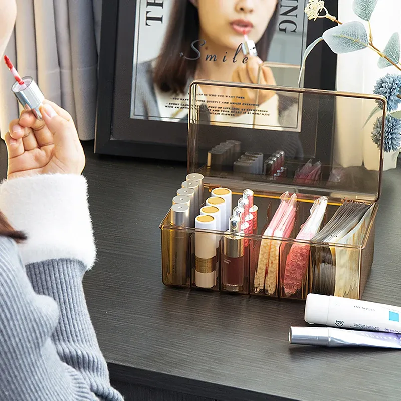 Boîte de rangement pour cils dans un environnement de coiffeuse