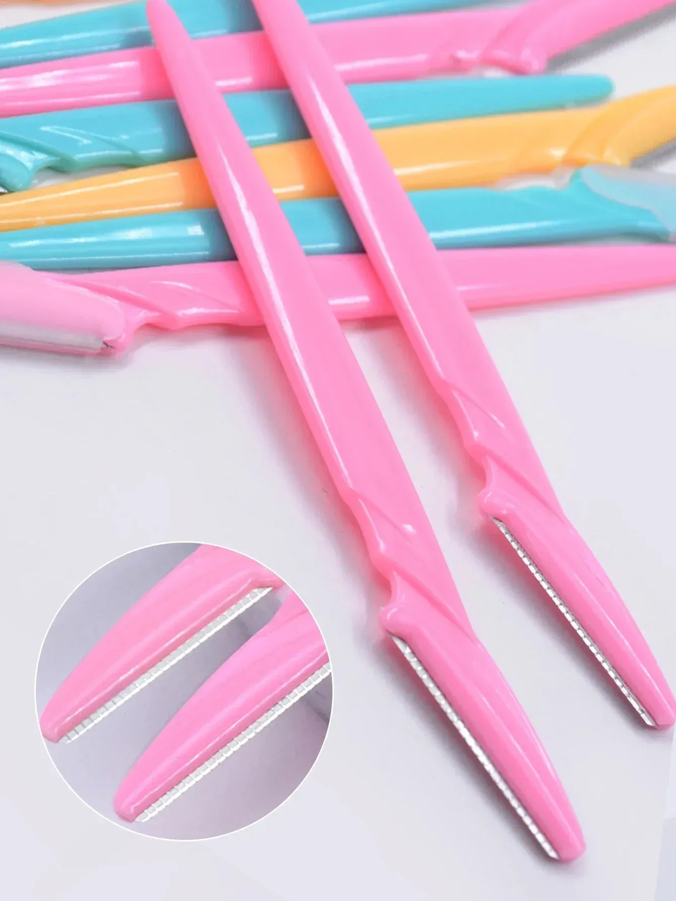 Rasoir à sourcils et rasoir facial, mise en scène beauté