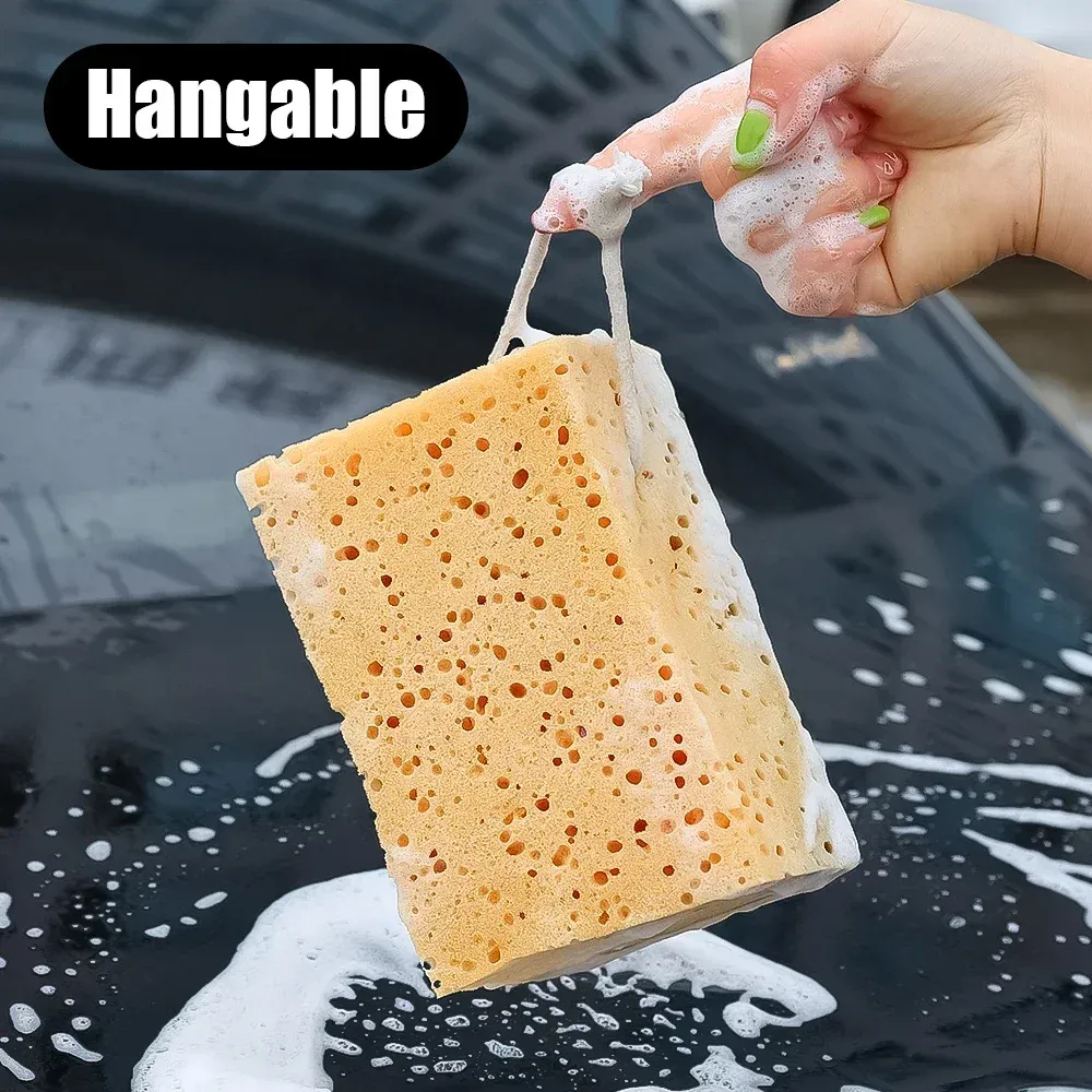 Éponge de lavage posée sur un support
