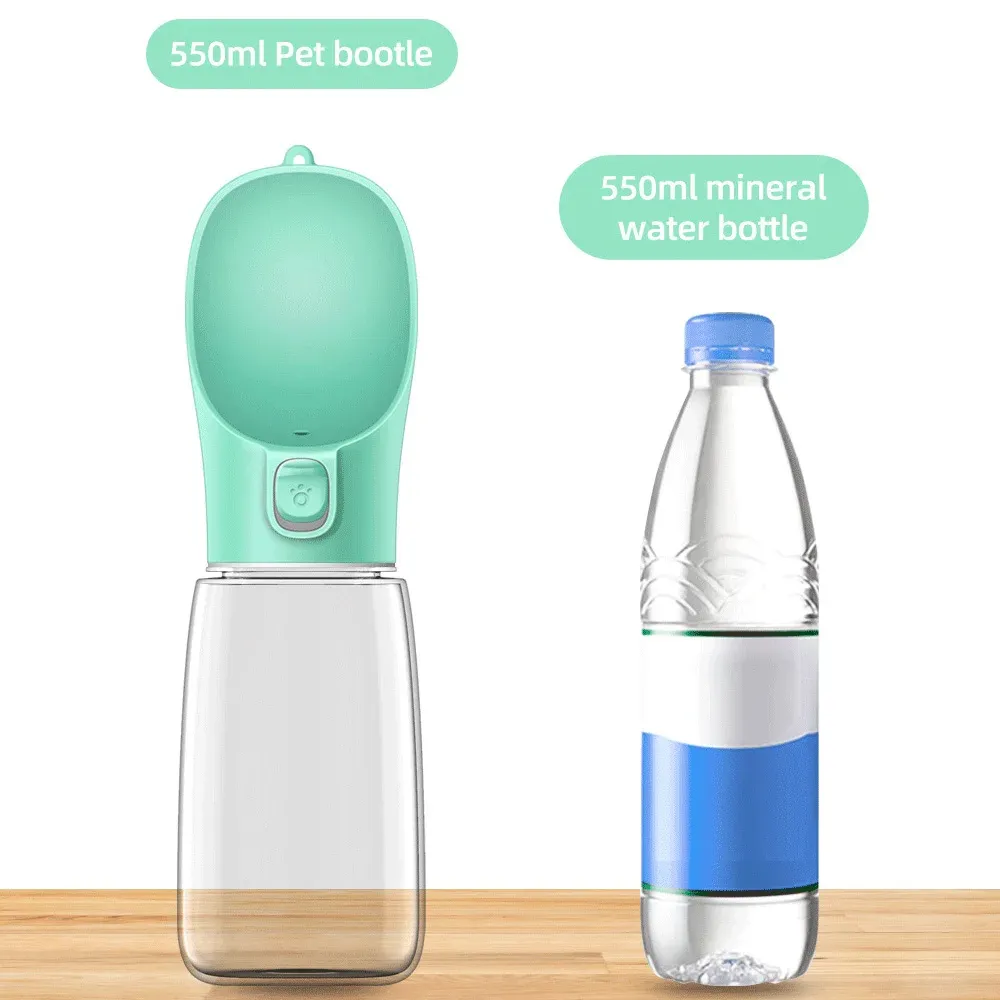 Gourde portable pour chien, sur le terrain