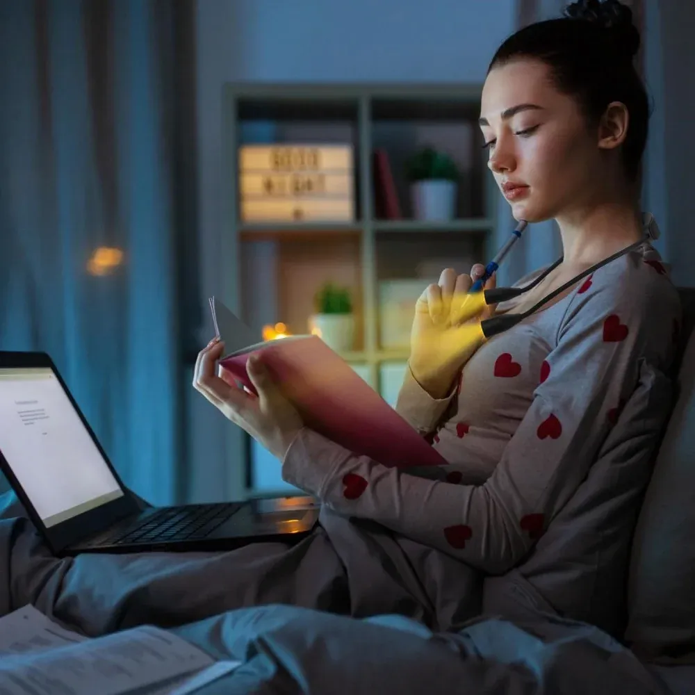 Bras flexible de la lampe de lecture LED dans différentes positions