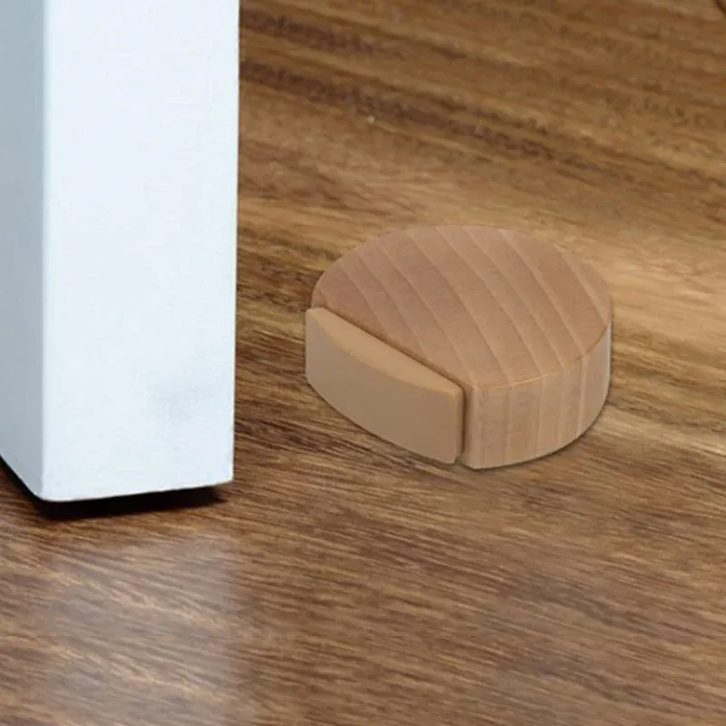 Détail de la butée de porte en bois sur une porte