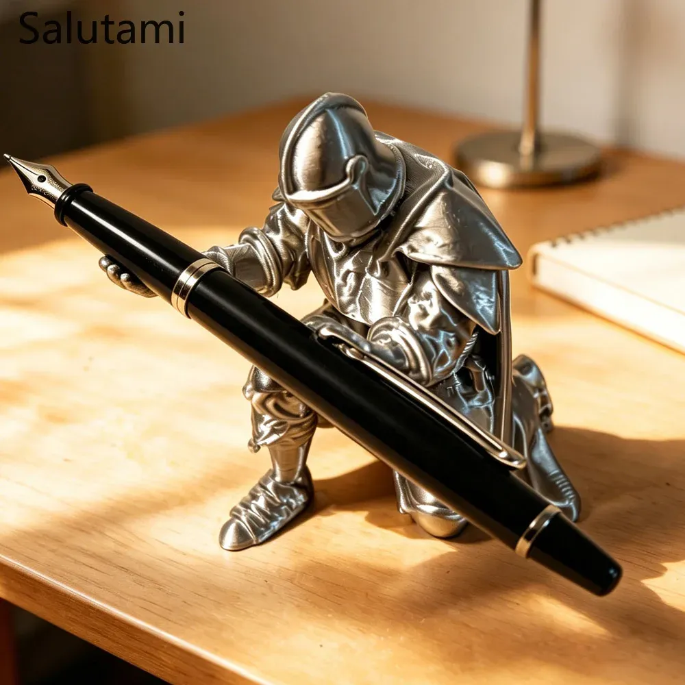 Porte-stylo chevalier médiéval, détail du design