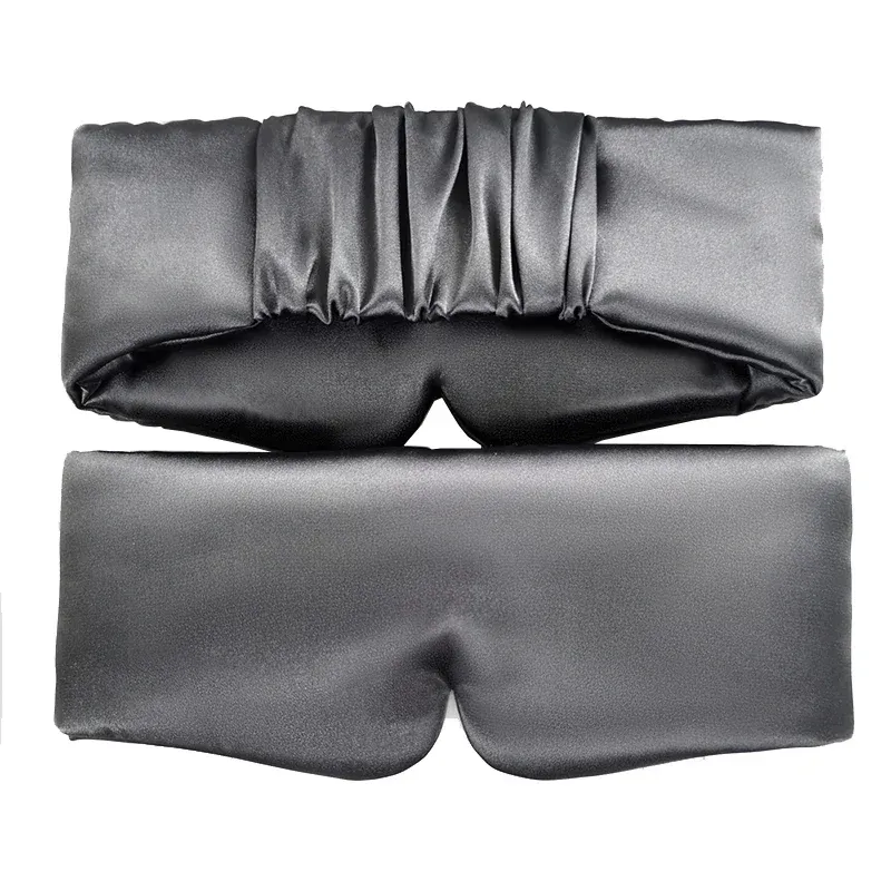 Masque de sommeil en satin de soie porté pour la nuit