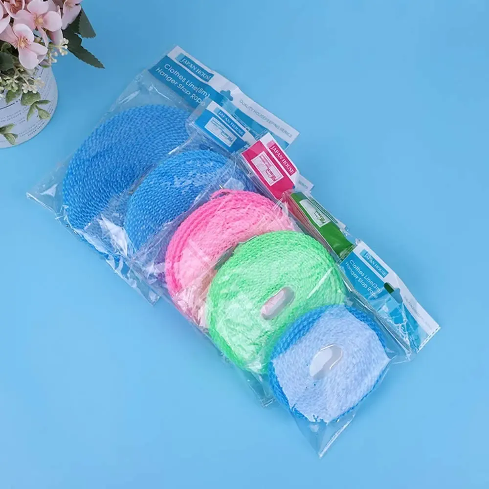 Corde à linge fixée à un support extérieur
