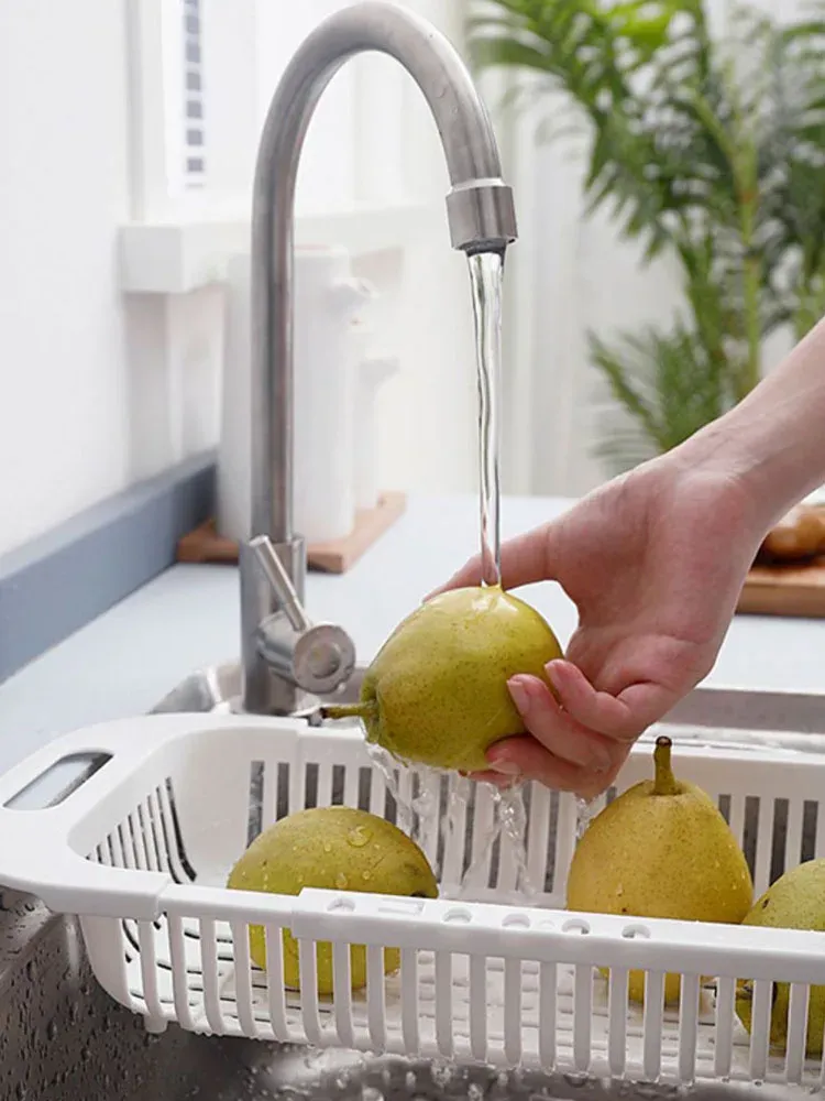 Égouttoir extensible à poser sur l'évier en situation d'utilisation dans la cuisine