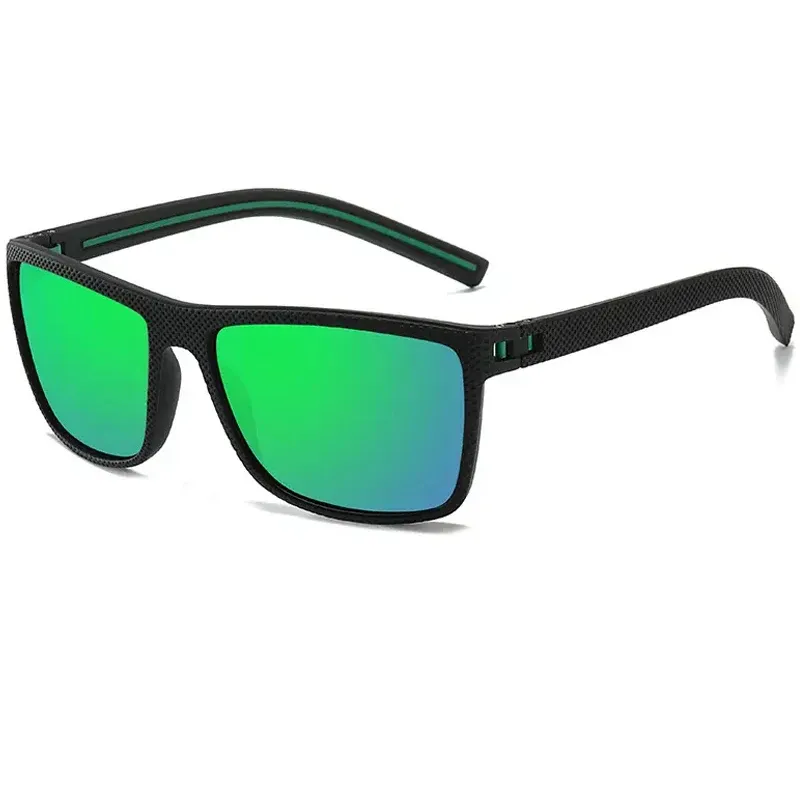 Lunettes de soleil carrées, portées au quotidien