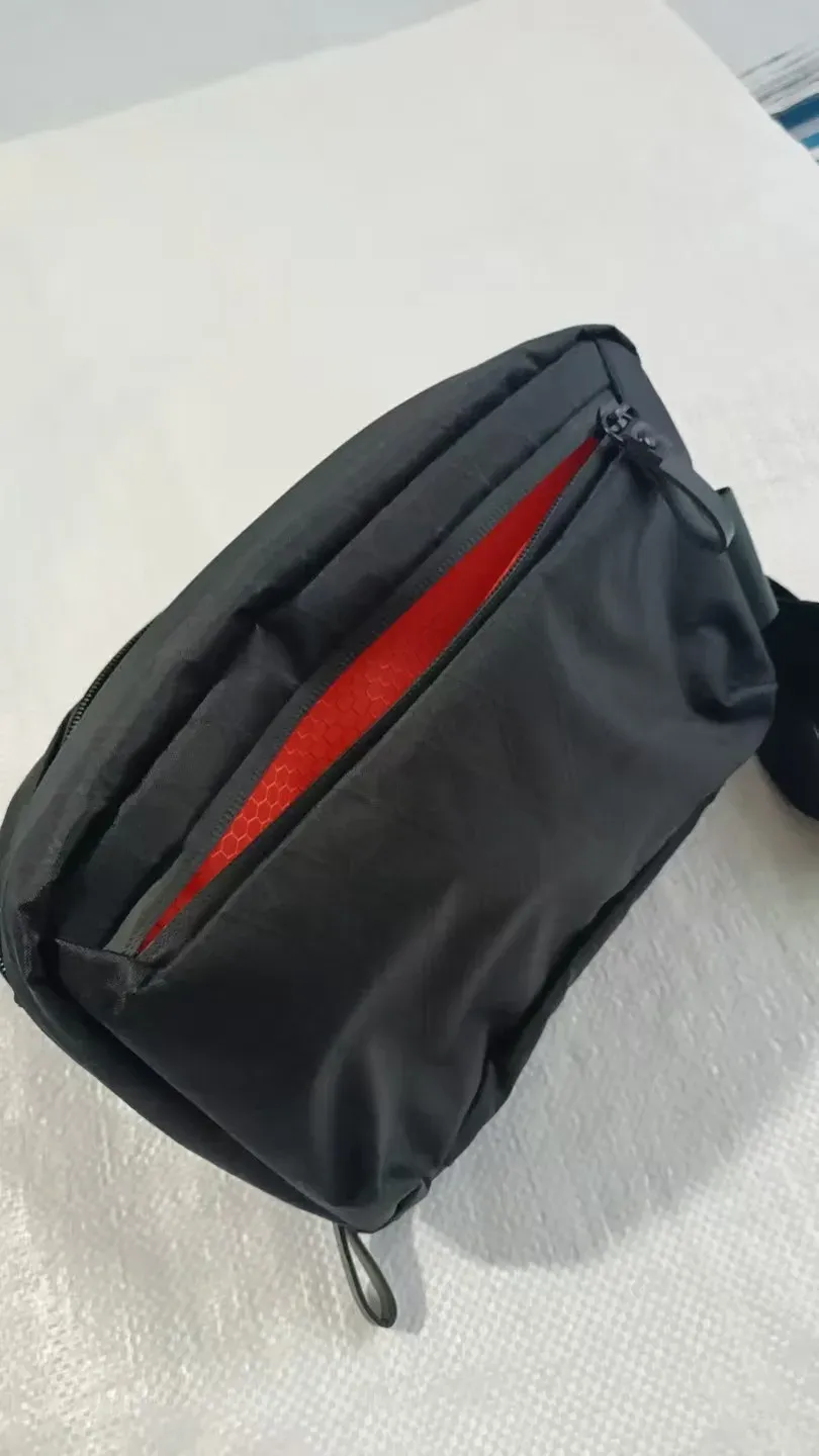 Sac bandoulière organisateur de voyage, mise en scène lifestyle