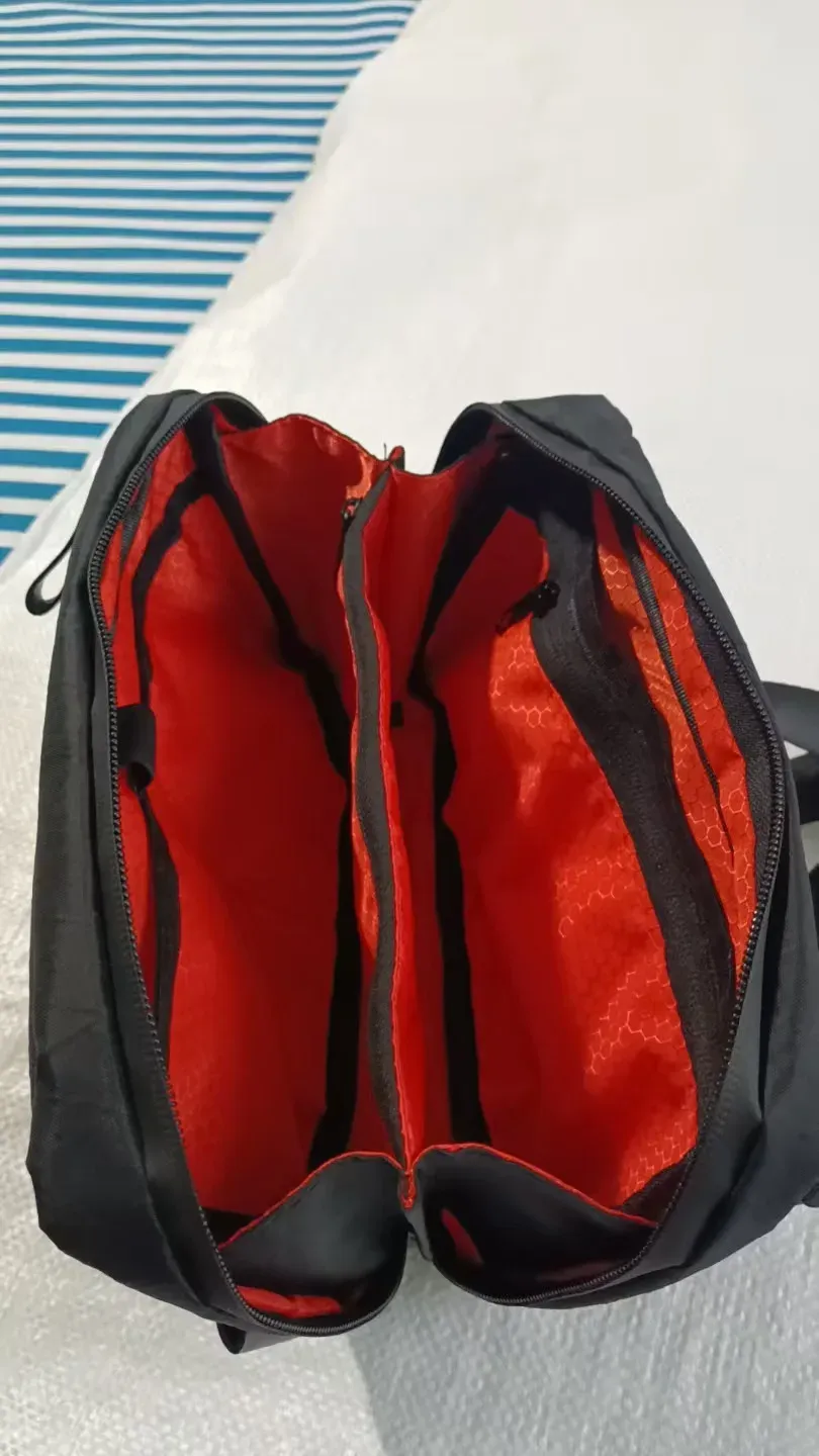 Sac bandoulière organisateur de voyage en situation