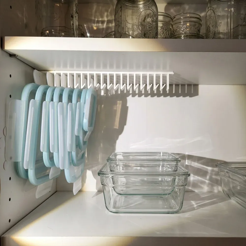 Organisateur de couvercles à clipser, idéal pour les couvercles de contenants alimentaires. Support et crochet pour ranger les couvercles en plastique.