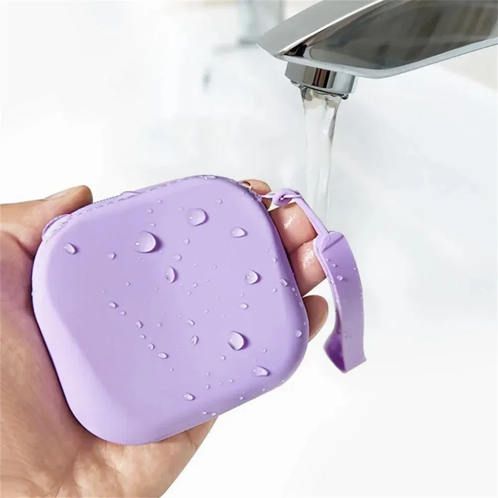 Trousse de toilette en silicone, détail de la dragonne