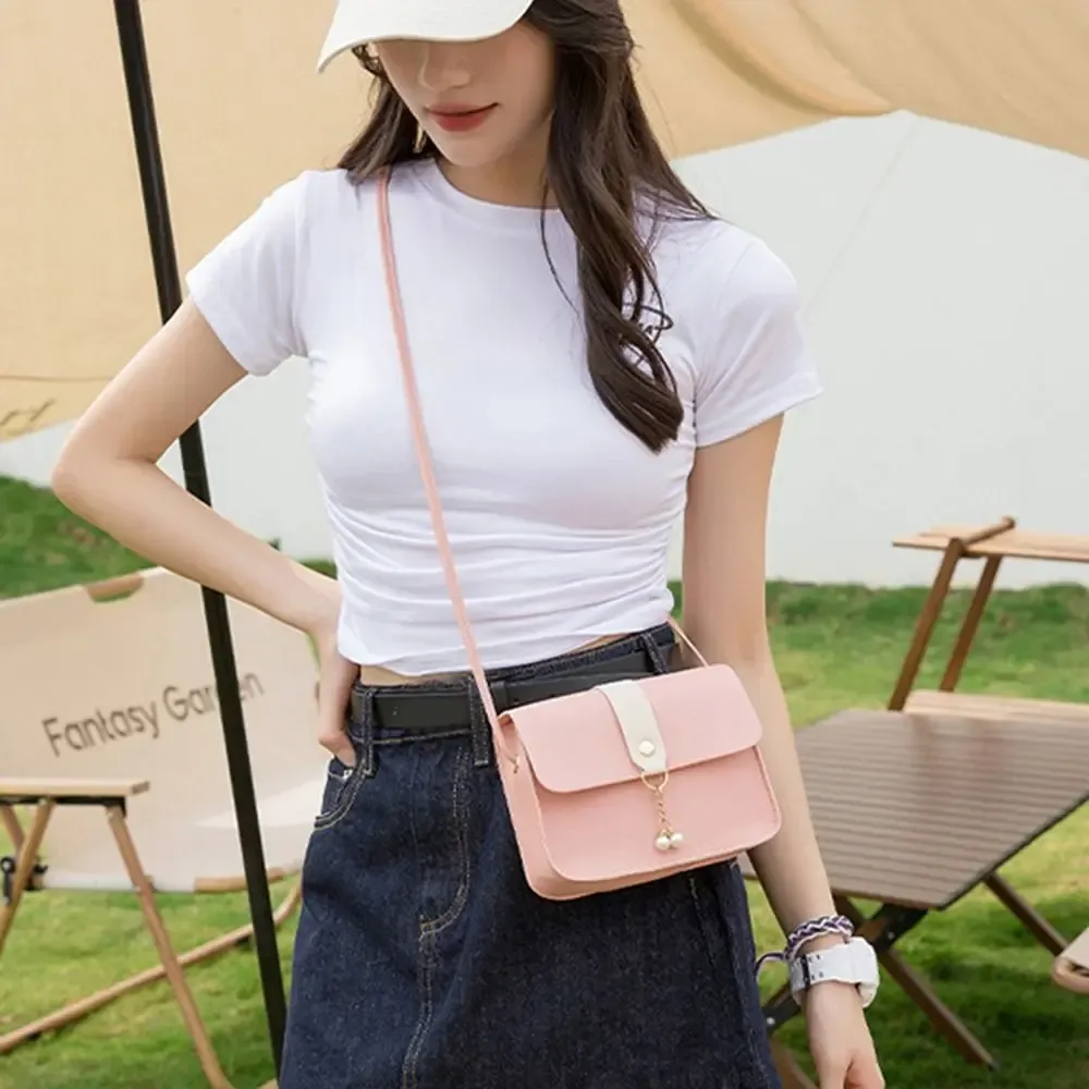 Petit sac carré à la mode porté en bandoulière