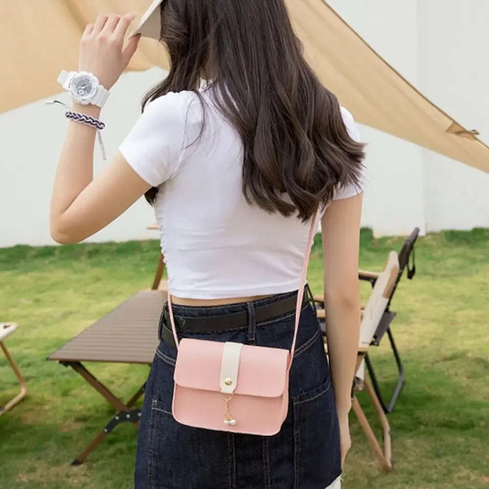 Petit sac carré à la mode, finitions détaillées