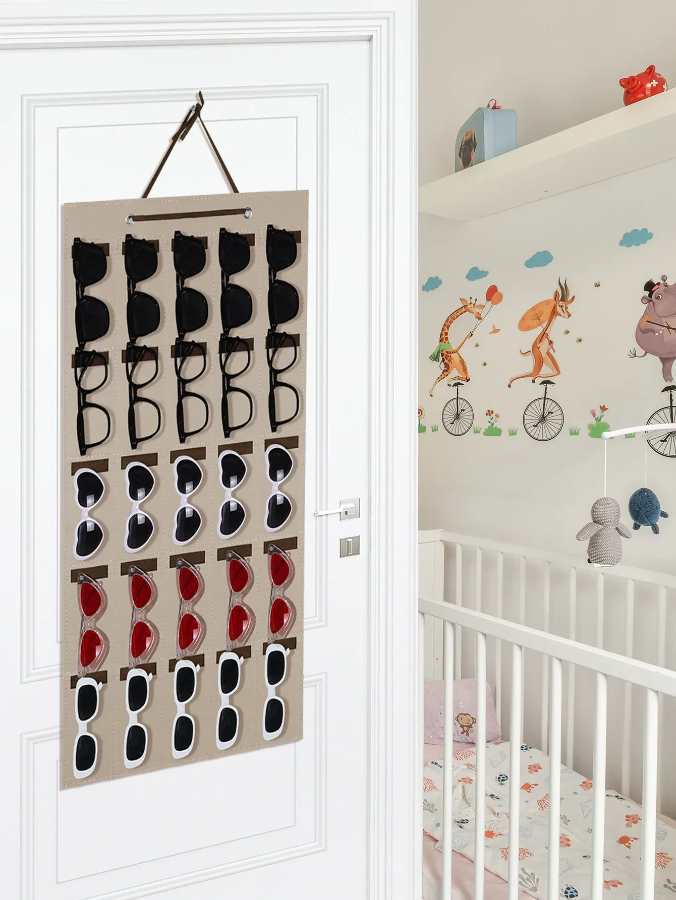 Organisateur mural pour lunettes suspendu derrière une porte