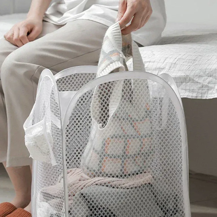 Panier à linge pliable en maille, en situation
