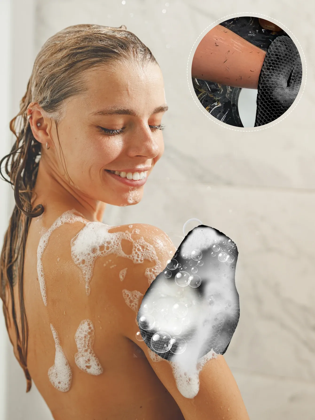 Gant de douche dans la salle de bain