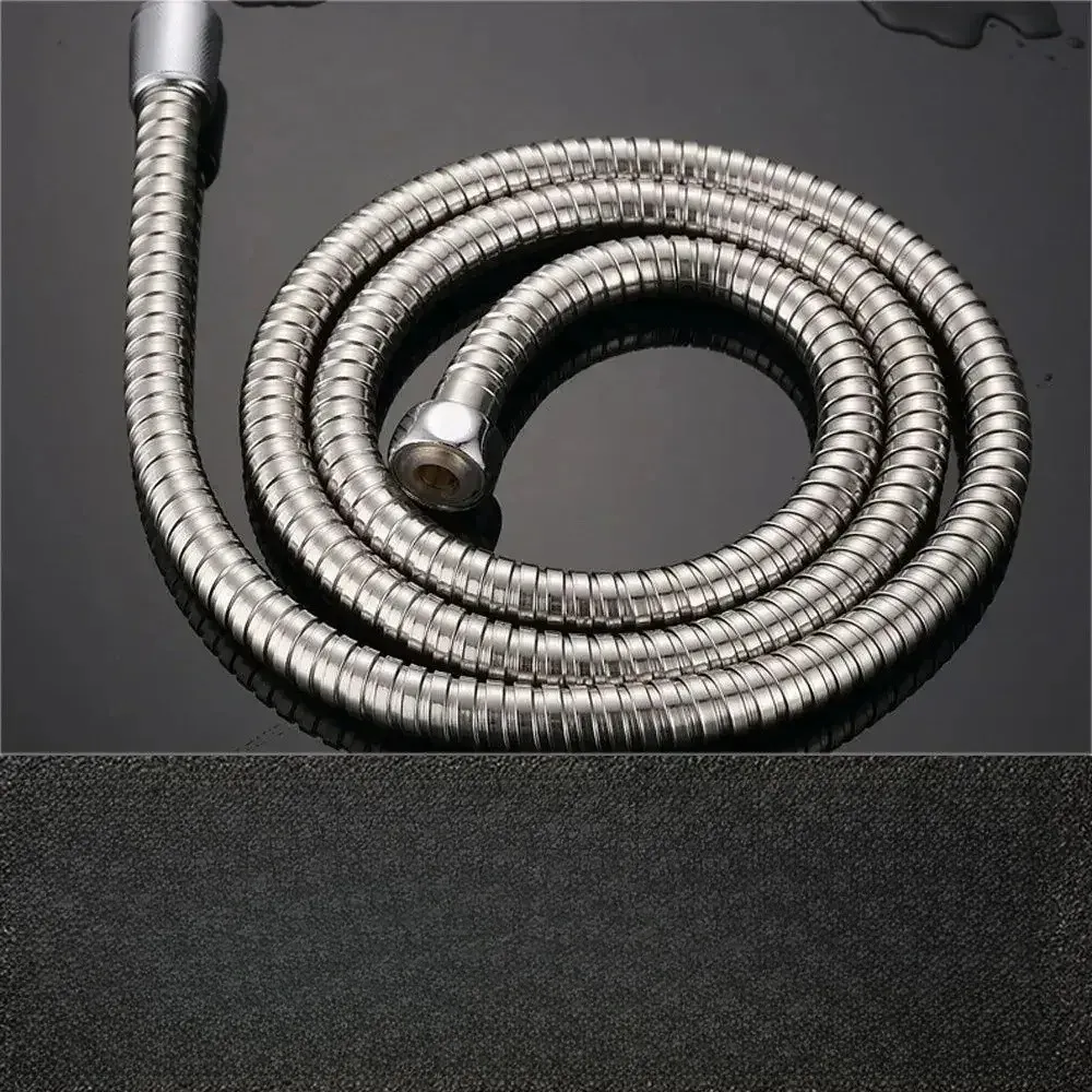 Flexible de douche installé dans une salle de bain
