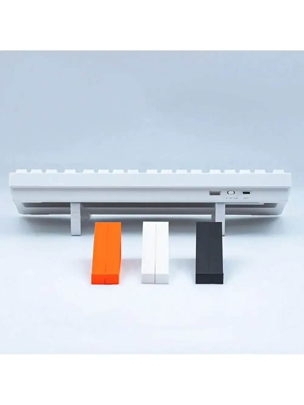 Supports de levage pour clavier et moniteur en situation