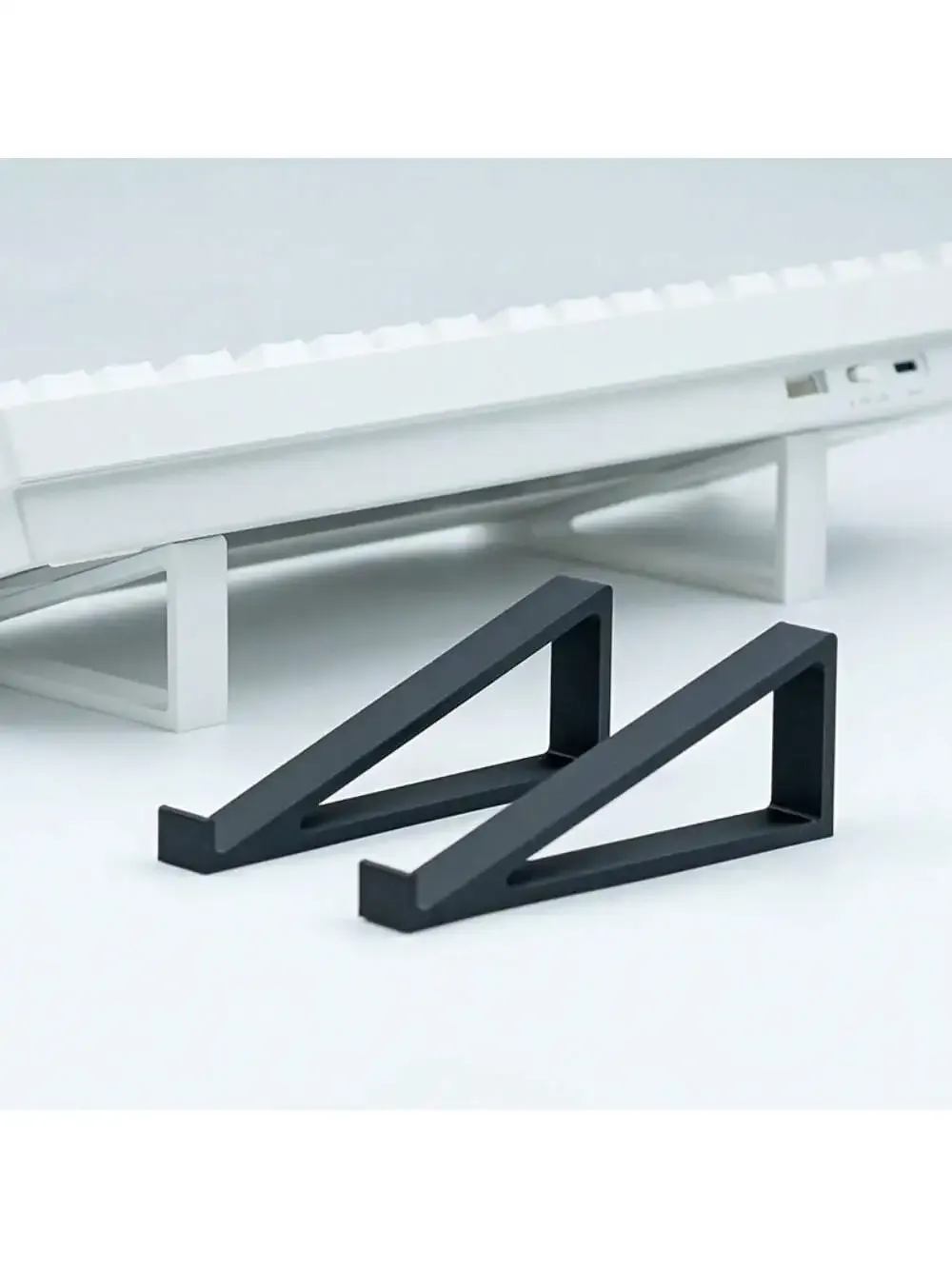 Supports de levage pour clavier et moniteur