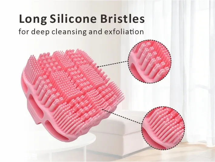 Gant exfoliant en silicone en situation d'utilisation