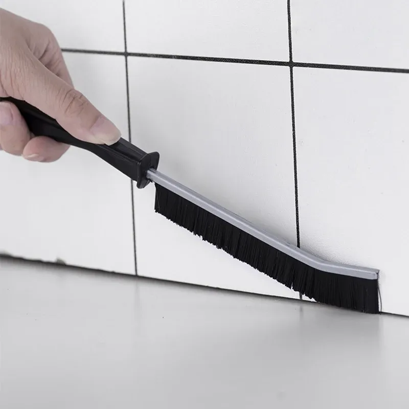 Brosse de nettoyage pour coins et angles muraux