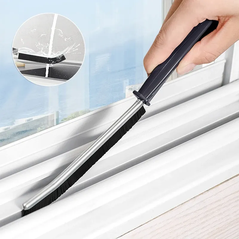 Nettoyage d'un évier de cuisine avec la brosse
