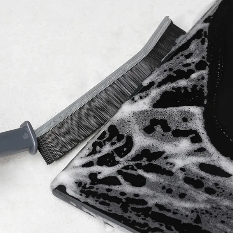 Nettoyage du panier de filtre avec la brosse