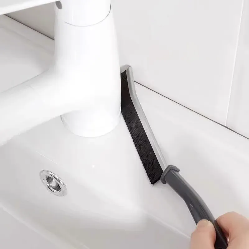 Nettoyage des joints de carrelage avec la brosse