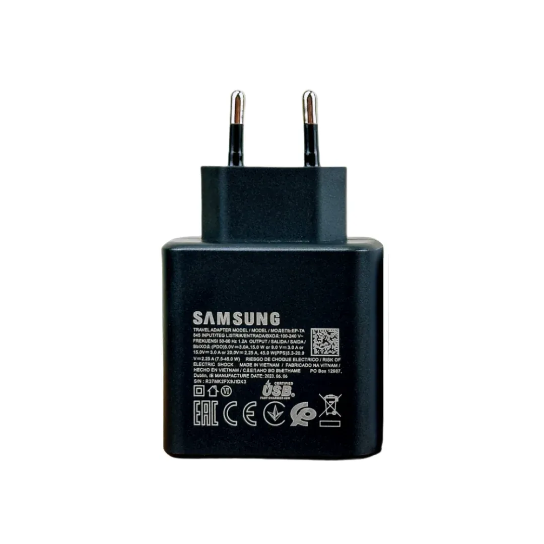 Gros plan sur le chargeur Samsung et son design épuré