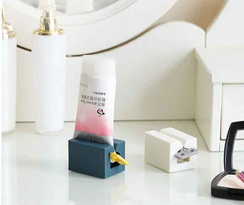 Presse-tube rotatif pour salle de bain en situation