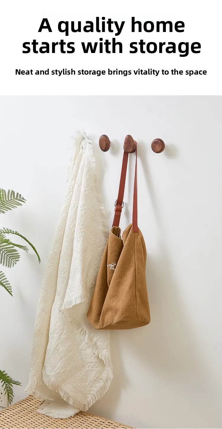 Crochet en bois utilisé pour suspendre un manteau