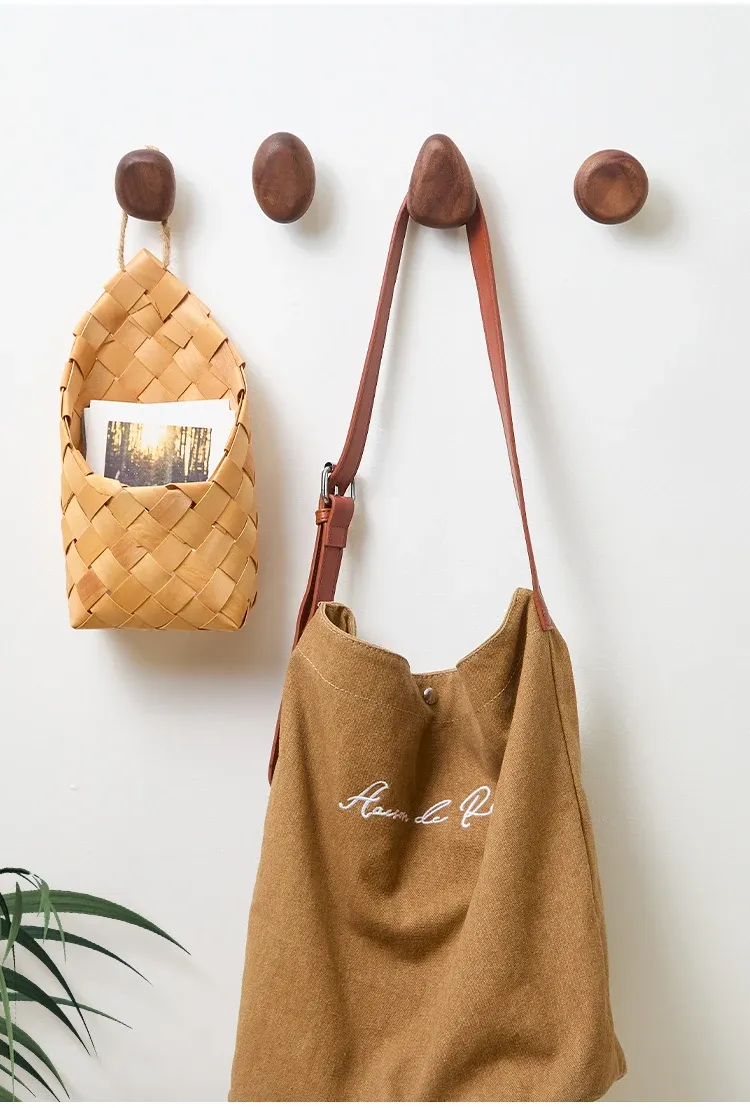 Vue détaillée du crochet galet en bois