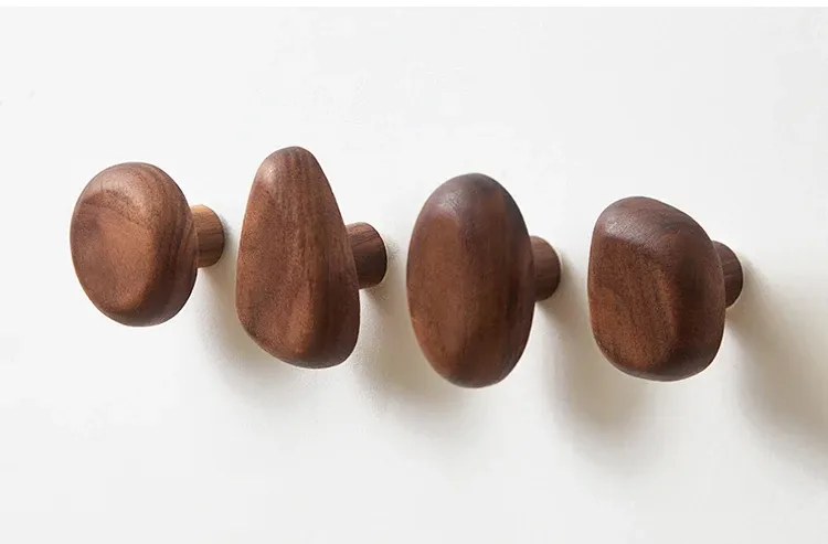 Crochet en bois posé sur une porte intérieure