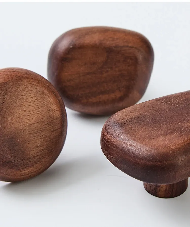 Crochet galet en bois dans un intérieur scandinave