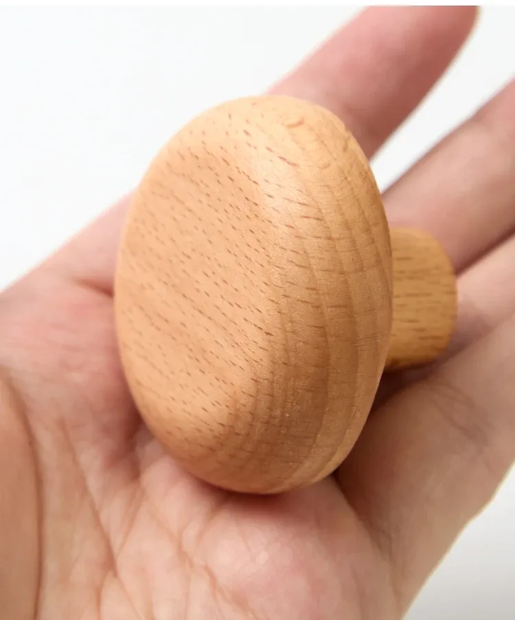 Crochet en bois dans un espace de rangement