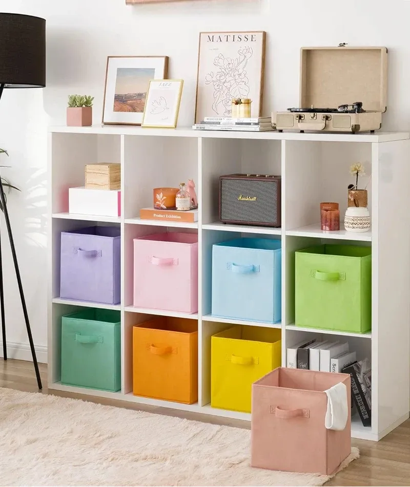 Boîtes de rangement pliables en tissu installées dans un placard