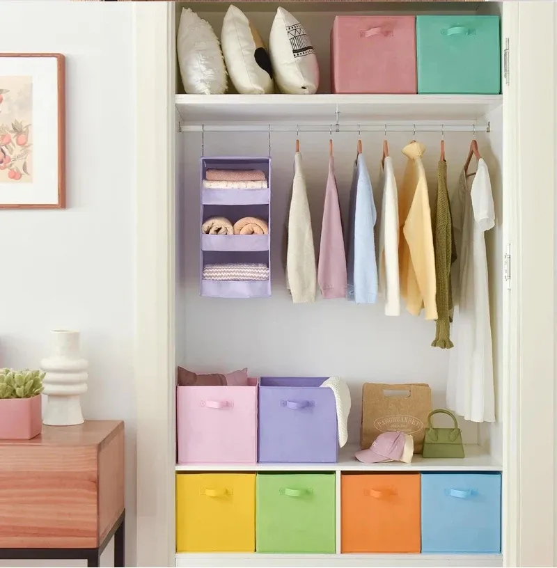 Cubes de rangement empilés et organisés