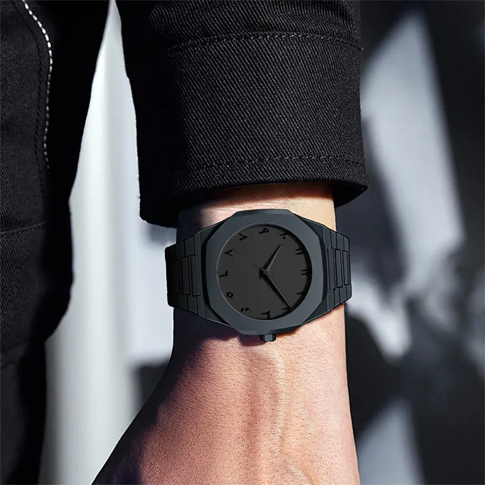 Montre homme noire à quartz, vue de face