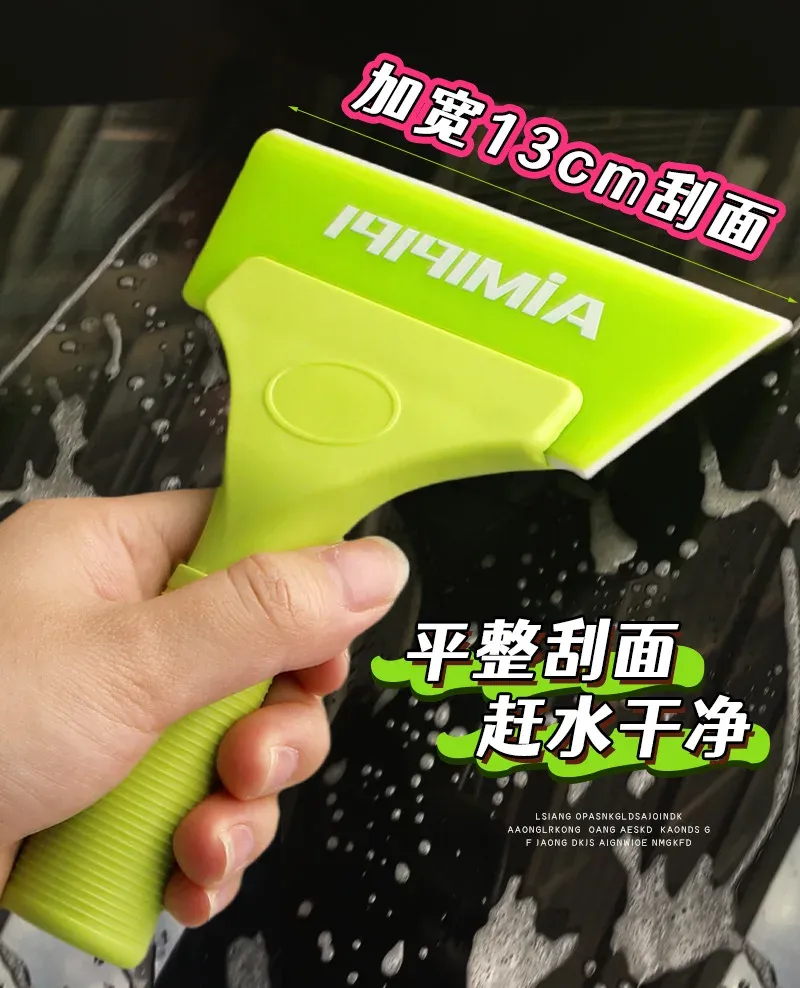 Application de film automobile avec la raclette