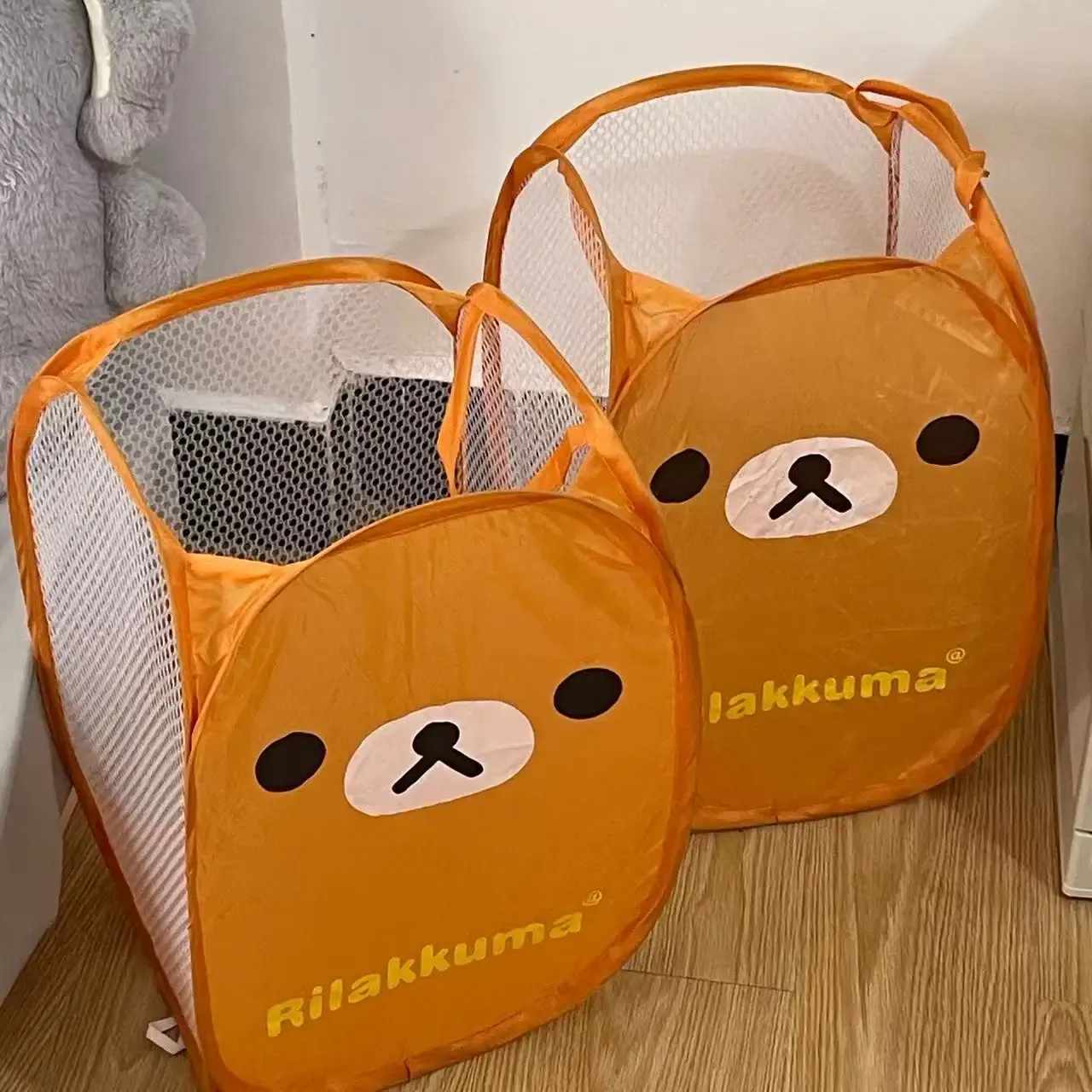 Détail du motif Rilakkuma sur le panier à linge