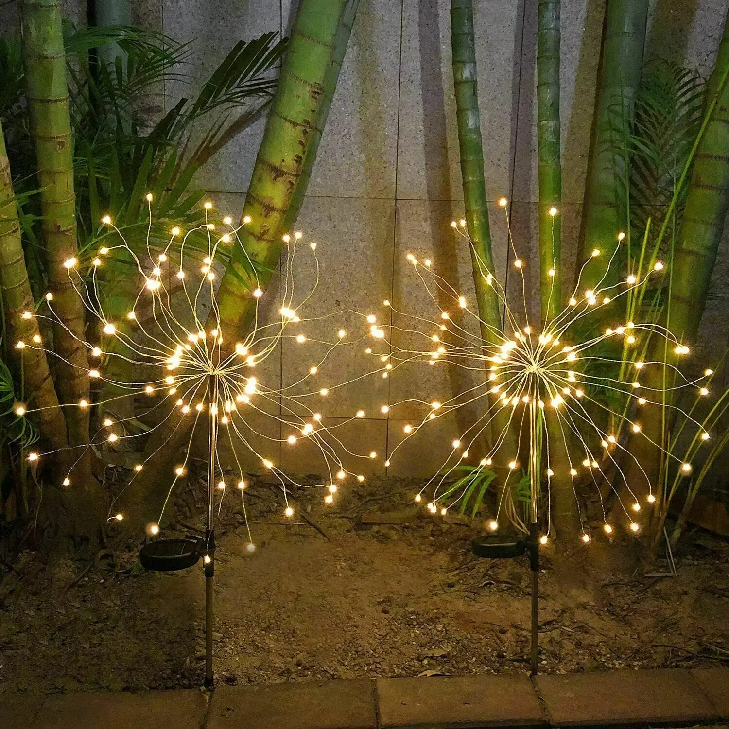 Lumières feu d'artifice solaires LED dans un jardin