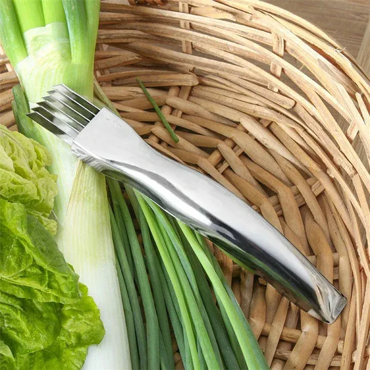 Préparation de légumes avec le couteau à oignon vert