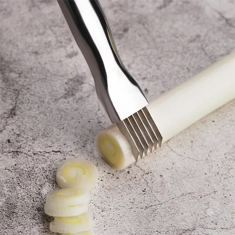 Hachage d'oignons verts avec le couteau
