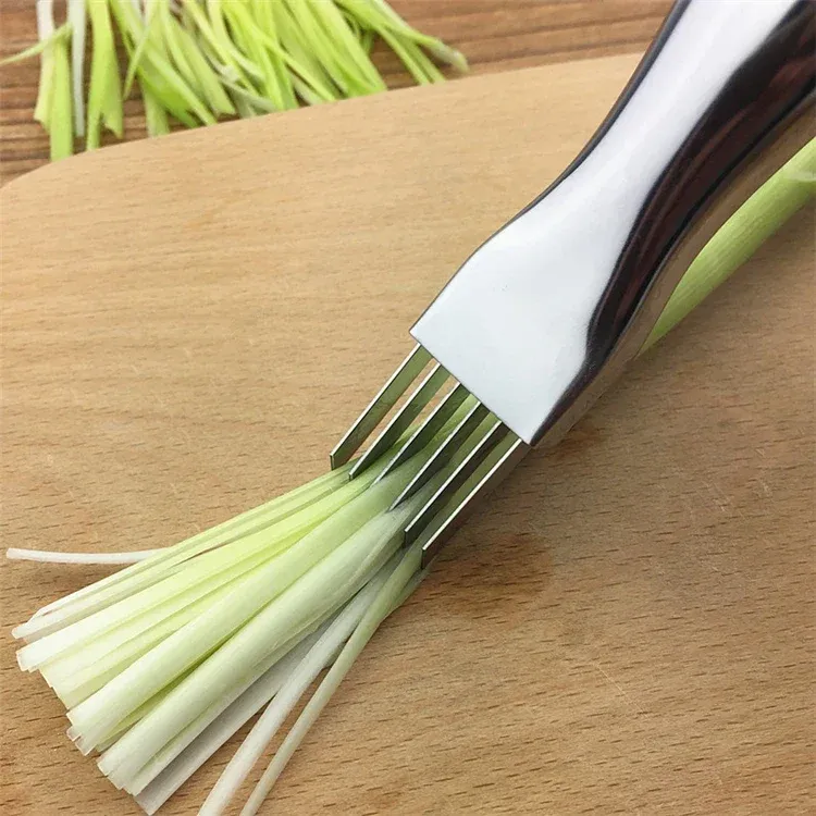 Couteau à oignon vert dans une cuisine moderne