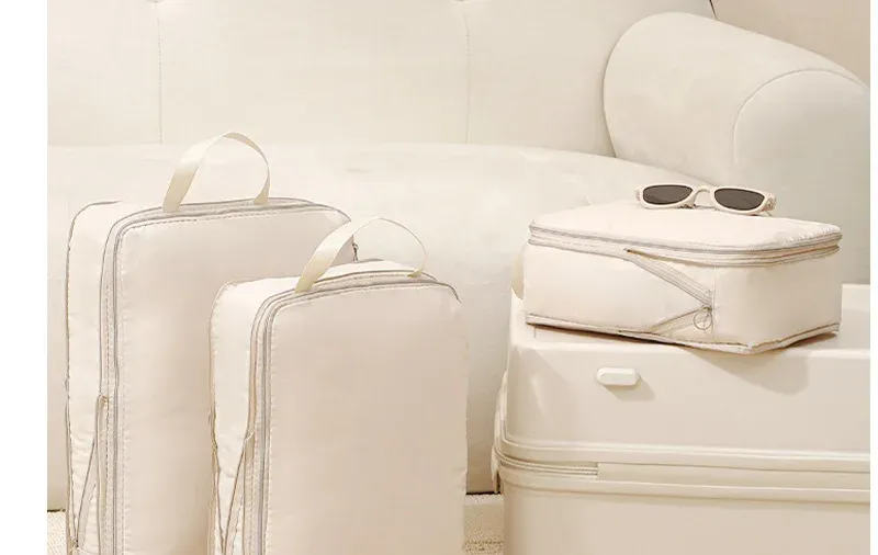 Cubes de rangement dans un bagage de cabine