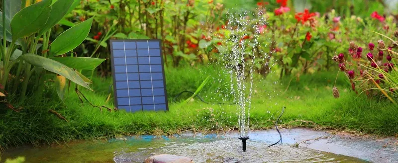 Fontaine solaire avec buses et tuyaux d'eau