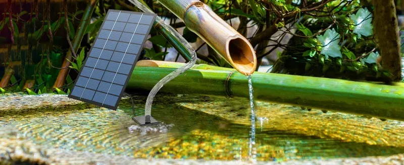 Jet d'eau de la fontaine solaire en plein soleil